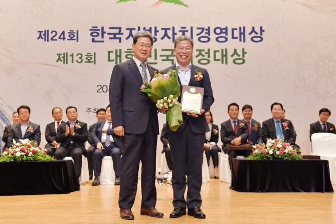 광주광역시 서구(구청장 서대석)가 (사)한국지방자치연구원이 주관한 ‘제24회 한국지방자치 경영대상’에서 복지보건부문 대상을 수상했다. /광주광역시 서구청=제공