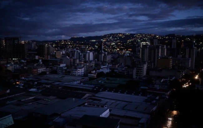 베네수엘라에서 현지시간 22일 또 다시 대규모정전이 발생했다. 사진은 암흑에 빠진 수도 카라카스 도심의 모습.