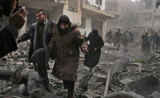 시리아 정부군과 러시아군이 과격파 소탕 빌미 시장 등에 대한 무차별 공습을 감행 민간인 등 53명 사망했다.