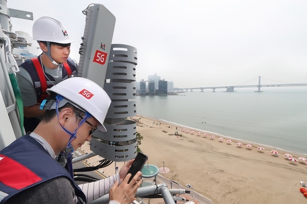 KT 네트워크부문 직원들이 부산 광안리 해수욕장 인근 5G 기지국을 점검하고 있다.(사진=KT)