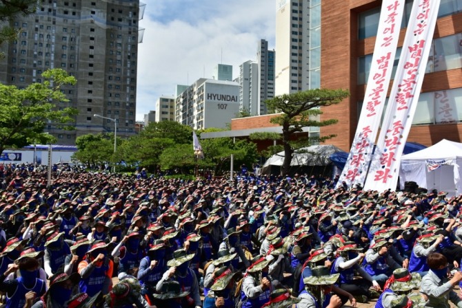 현대중공업 노조가 5월 31일 주총장소인 한마음회관에서 투쟁중이다. 사진=현대중공업 노조