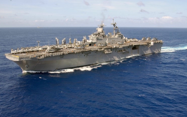 사진은 지난 주 이란 무인기를 격추시킨 미 해군 강습 상륙함 '복서'’(USS Boxer)의 모습.