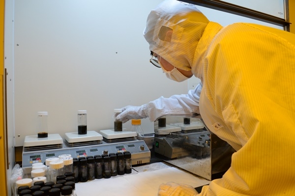 ETRI 민복기 박사 후 연구원이 전도성 나노 소재 용액을 제조하는 모습(사진=ETRI)