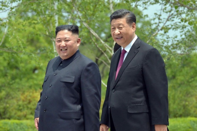 지난해 급감한 북한과 중국간 교역이 올들어 상반기에는 정상화된 것으로 나타났다. 사진은 시진핑 중국 국가주석이 지난 6월 북한을 방문했을 때 김정은 국무위원장과 걷고 있는 모습. 사진=SCMP