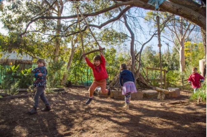 호주 멜버른에 위치한 이사벨 해더슨 유치원은 플라스틱 장난감 사용을 금지하고 있으며, 원아들은 나무 막대기와 풀, 진흙을 가지고 논다.사진= 호주 ABC 