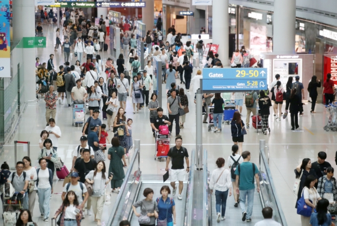 7월 24일 인천국제공항이 여행객들로 붐비는 모습. 사진=뉴시스 