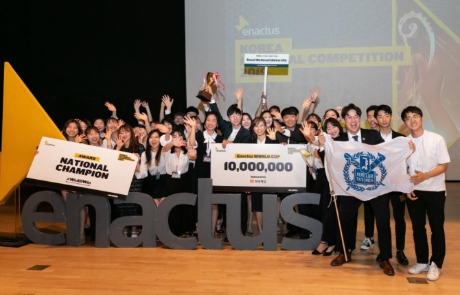 23일부터 이틀간 열린 '인액터스 코리아(Enactus Korea) 국내대회'에서 황미은 현대해상 CCO 상무(앞줄 왼쪽 8번째)와 우승을 차지한 서울대학교 인액터스팀(‘다인’프로젝트)이 기념촬영을 하고 있다./사진=현대해상