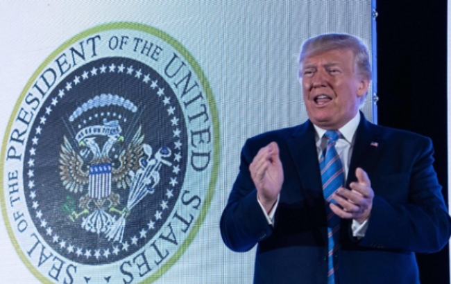 23일 워싱턴 회의에 참석한 트럼프 미국 대통령(왼쪽) 등뒤에 조작된 문장이 보인다. 