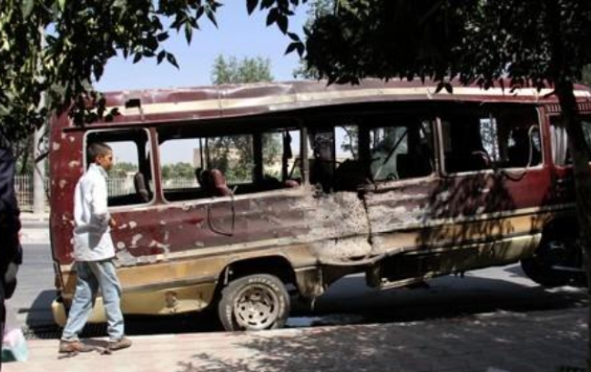 아프가니스탄 수도 카불에서 25일 폭탄테러를 당한 버스의 잔해.