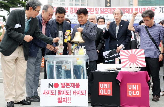 지난달 부산 부산진구 송상현 동상 앞에서 열린 일본제품 불매 확대 범시민운동 기자회견에 참가한 중소상공인살리기협회 등 부산지역 시민사회단체 회원들이 맥주, 음료, 자동차모형 등 일본제품을 수장시키는 퍼포먼스를 하고 있다.사진=뉴시스