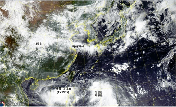7월17일 오전 11시 천리안2A호가 한반도 주변 장마전선과 태풍다나스를 촬영한 관측영상(사진=과기정통부)