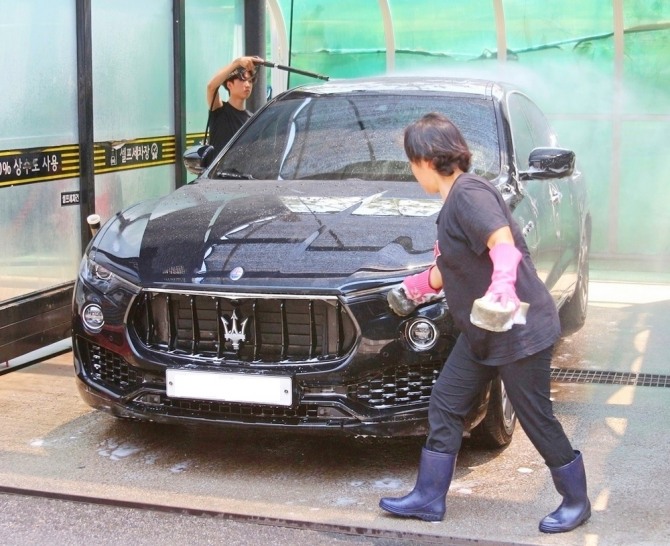 (왼쪽부터)이상훈 관리부장과 이 부장 모친 이성애 이사가 광택 작업을 마친 차량에 세차작업을 하고 있다. 사진=정수남 기자 
