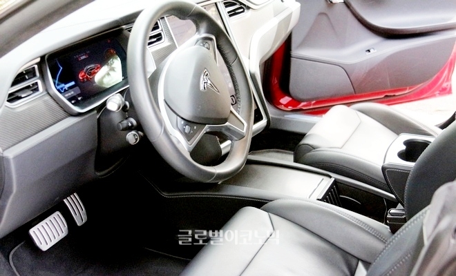 모델 S의 1열은 절제미가 돋보이고, 국내 최대 LCD 모니터로 차량 기능 대부분을 제어할 수 있다.