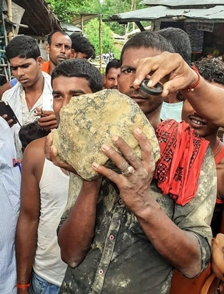 인도 비하르주 농민이 운석으로 보이는 돌을 보여주고 있다. 사진=타임스오브인디아