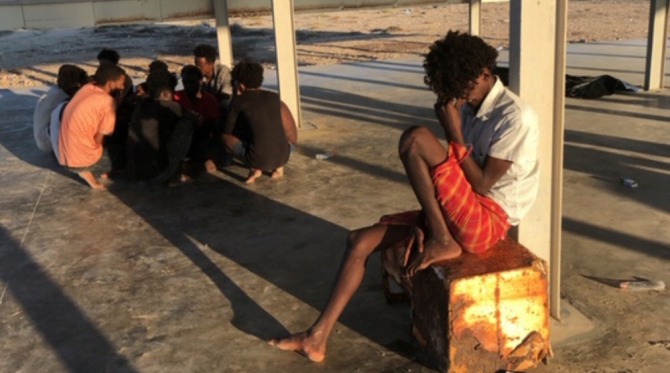 7월 25일(현지 시간) 리비아 연안 지중해에서 수백명의 이민자를 태운 목선이 전복되는 사고가 발생했다. 사진은 리비아 해군에 구출된 이민자들. 자료=로이터/뉴스1