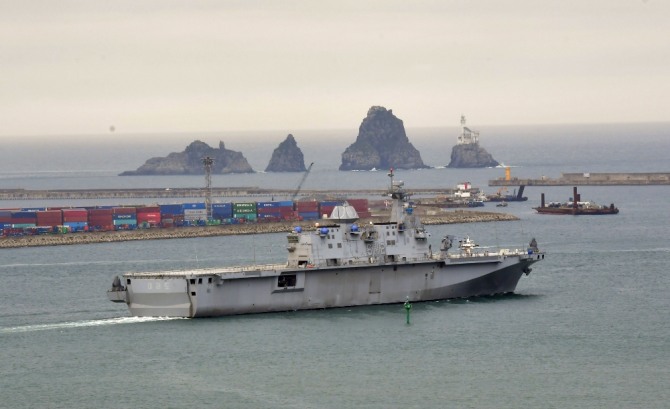 대한민국 해군의 두 번째 대형수송함 '마라도함'(LPH-6112·1만4500t급)이 지난 20일 오전 시운전을 위해 부산 오륙도 앞 바다를 빠져나가고 있다. 사진=뉴시스