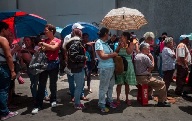 사진은 베네수엘라의 수도 카라카스에서 시민들이 식량 배급을 기다리며 줄을 서있는 모습.
