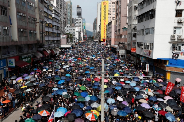 홍콩 시민 수만명이 27일 홍콩 위안랑 지하철역 인근지역에서 백색테러 규탄 시위를 벌이고 있다. 사진=뉴시스