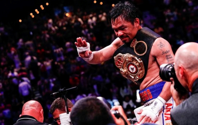 1978년생으로 복싱 메이저단체 최고령 웰터급 챔피언에 등극한 파퀴아오가 20일(현지시간) 미국 라스베이거스에서 열린 경기 후 기뻐하고 있다.