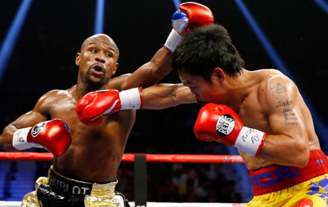 사진은 지난 2015년 ‘세기의 대결’로 불렸던 플로이드 메이웨더와의 리턴매치에서 펀치를 날리고 있는 파퀴아오. 경기는 메이웨더의 판정승으로 끝났다.  