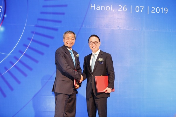 지난 26일 베트남 하노이에서 열린 삼성 SDS와 베남CMC 간 전략적 투자계약 체결식에서 홍원표 삼성SDS 대표(사진 오른쪽)와 응우엔 쭝 찡 CMC 대표가 계약 체결 후 악수하고 있다.(사진=삼성SDS)