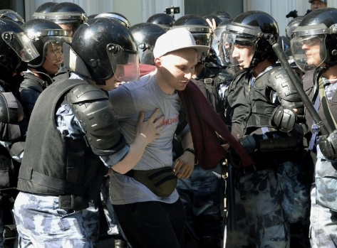 모스크바 경찰이 반정부 시위를 벌인 혐의로 시위 참가자를 체포하고 있다.