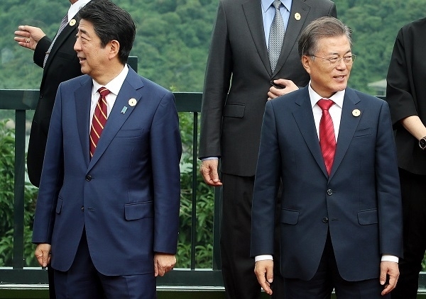 G20 정상회담에서 기념촬영 하고 있는 문재인 대통령(오른쪽)과 아베 신조 일본총리.