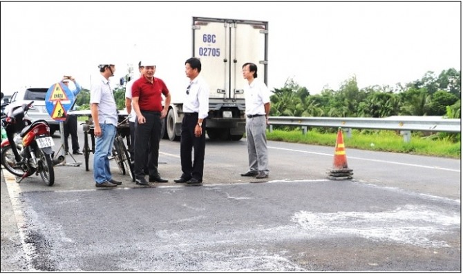지난 5월 완공과 함께 개통된 베트남 남부 밤콩(Vam Cong) 교량과 연결되는 도로에 노면 균열이 생겨 베트남 교통부 관계자들이 수리복구 현장을 둘러보고 있다. 사진=바오지아통 홈페이지