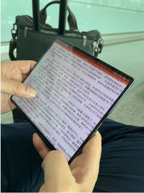 메이트X는 펼치면 7.9인치 화면으로 변신해 태블릿처럼 사용할 수 있다는 것을 보여주는 리처드 유의 시연 모습(사진=웨이보)