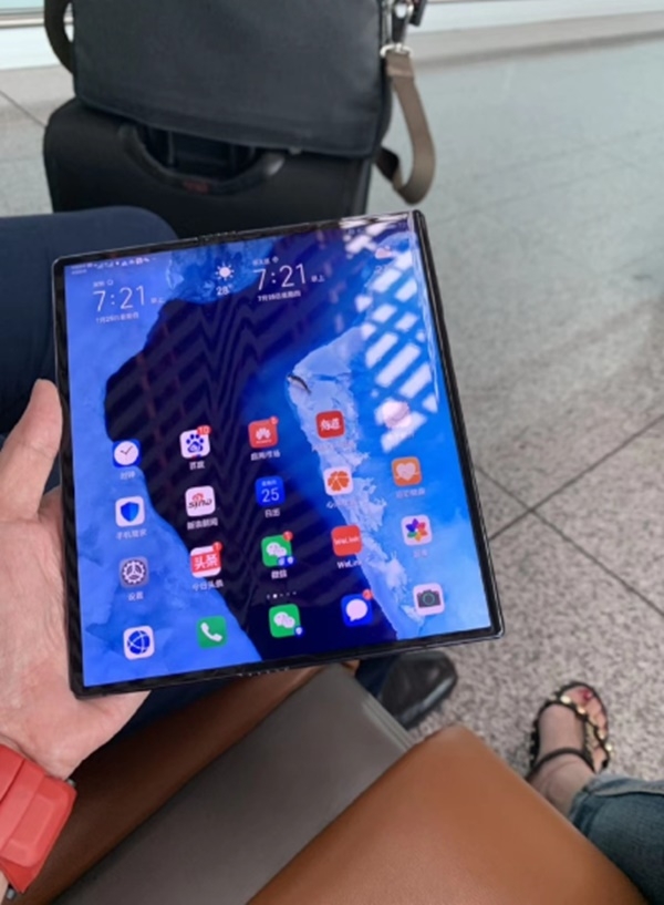리처드유 화웨이 소비자사업부 CEO가 지난 7월말 베이징공항에서 펼쳐보인 화웨이의 메이트X. 화면을 보면 사진이 촬영된 시간이 오전 7시 21분임을 알 수 있다. (사진=웨이보)