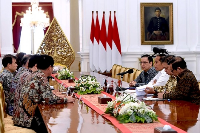 조코위도도 인도네시아 대통령(사진 오른쪽 두 번째 )과 산업부장관 등이 현대차 관계자와 투자문제 등을 논의하고 있다. 사진=인도네시아 산업부