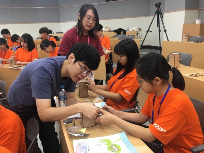 청소년 여름과학캠프에 참가한 멘토와 멘티들이 헝그리봇을 만드는 체험활동을 진행하고 있다. 사진=한화그룹