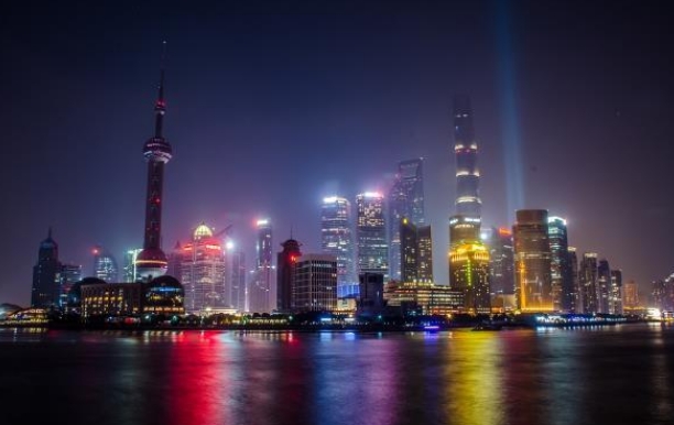 중국 상하이 마천루는 중국경제 번영을 상징한다. 사진은 중국 상하이 야경.