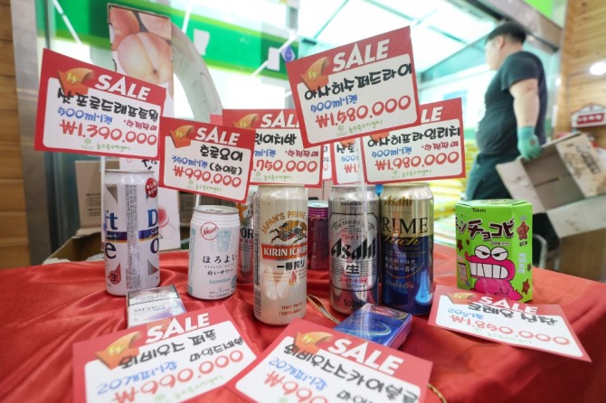 지난달 대구 수성구의 한 대형마트에서 일본산 맥주와 담배 등에 터무니없는 가격표가 붙어 있다.마트 관계자는 일본산 불매운동에 동참하며 고객들에게 웃음을 주고 불매운동에 동참하자는 의미에서 마련한 이벤트라고 밝혔다.대구에서는 지난 8일부터 200여개 중·소형 마트가 일본산 제품 판매를 중지했다. 사진=연합뉴스