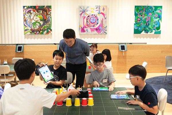 서울 종로구 T플레이스 종각점에서 학생들이 ‘신나는 코딩 캠프’에 참여하고 있는 모습. (사진=SKT)