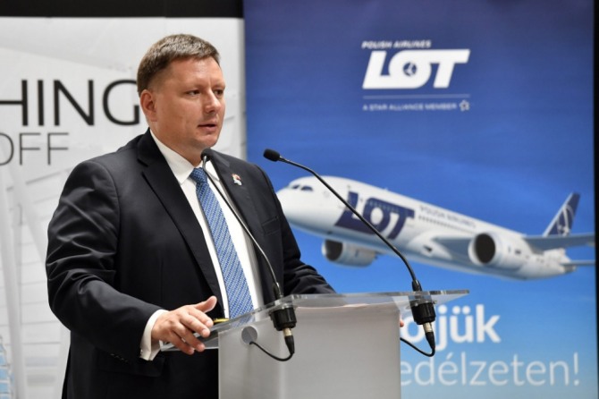 라파우 밀차르스키(Rafal Milczarski) LOT폴란드항공 최고경영자(CEO)가 31일(현지시각) 헝가리 부다페스트에서 연설을 하고 있다. 사진=로이터통신