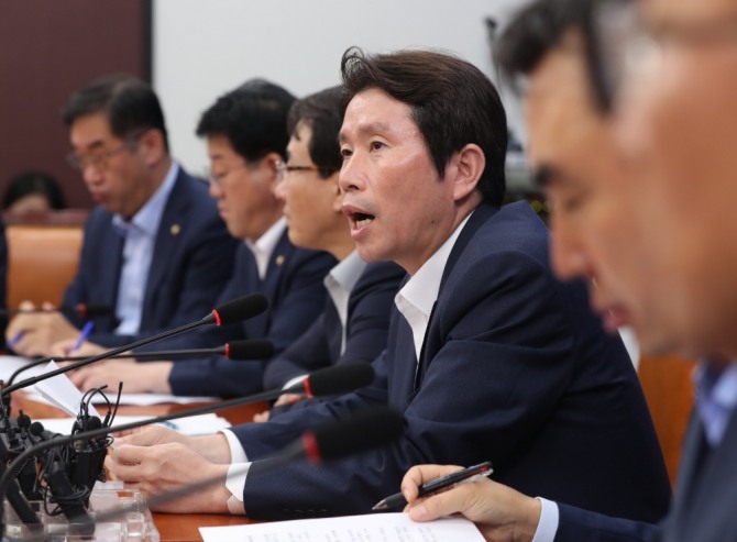 1일 서울 여의도 국회에서 열린 더불어민주당 정책조정회의에서 이인영 원내대표가 모두발언하고 있다. /뉴시스