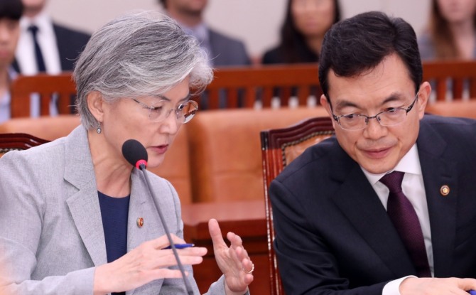 지난달 22일 서울 여의도 국회에서 열린 외교통일위원회 전체회의에 출석한 외교부 강경화 장관과 조세영 차관이 답변을 논의하고 있다. /뉴시스