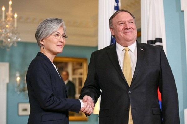 강경화 외교부 장관(왼쪽)과 마이크 폼페이오 미 국무장관이 악수하고 있다. 
