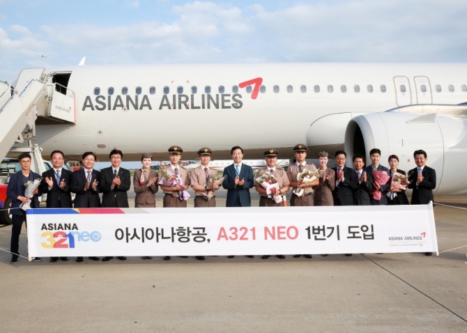 한창수(왼쪽 여덟번째) 아시아나항공 사장을 비롯한 임직원들이 1일 인천국제공항 주기장에서 진행된 A321NEO 1번기 신규도입 행사에서 기념사진을 찍고 있다. 사진=아시아나항공