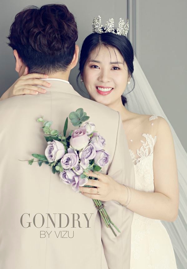 개그우먼 강유미가 3일 일반인 예비신랑과 서울 모처에서 비공개 결혼식을 치른다. 