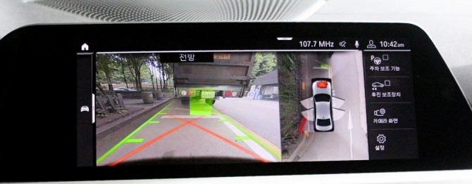 신형 7시리즈와 320d는 12.3인치 모니터에 차량 주변을 모두 비추면서 주차와 함께 안전 사고 예방 등을 돕는다. 사진=정수남 기자