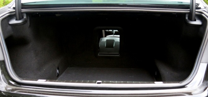 신형 7시리즈 트렁크에는 스키쓰루가 있어 야외활동을 위한 충분한 짐을 실을 수 있다. 사진=정수남 기자 