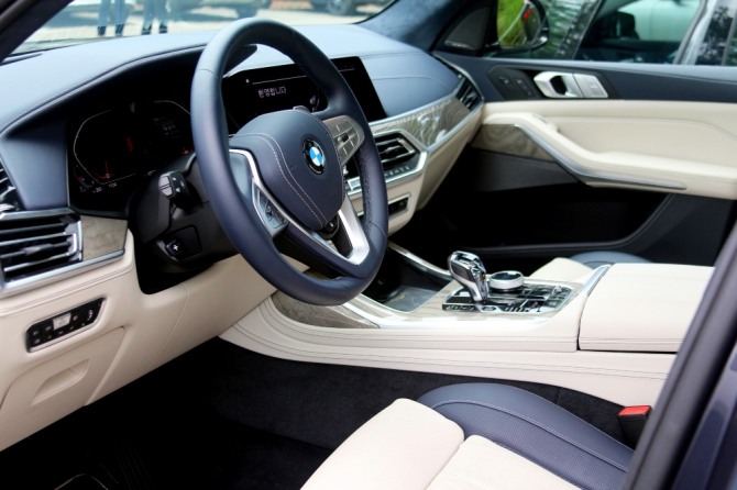 더욱 화려해진 신형 7시리즈 1열. 사진=정수남 기자 