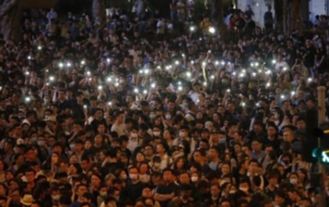 2일 밤 열린 '범죄인 인도' 조례개정안 반대 시위에 참가한 홍콩 공무원들.