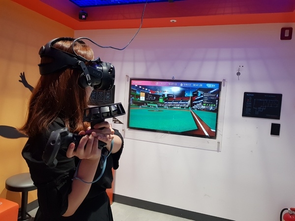 KT 브라이트 VR 테마파크 내 새로 마련된 VR 게임 멀티방에서 스포츠게임을 하는 모습. (사진=KT)