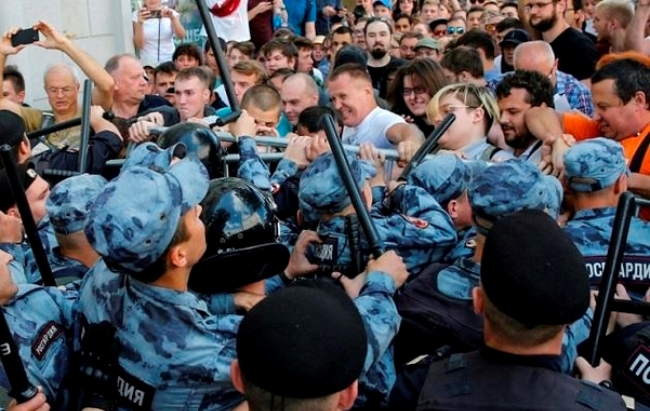 모스크바에서 시의회 선거 비리에 항의하는 시위가 3일(현지시간) 4주 연속 열렸다. 사진은 지난 6월27일 시위 모습.