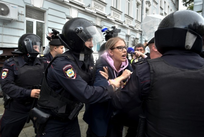 러시아 당국이 3일(현지 시간) 모스크바에서 공정 선거 촉구 시위를 벌이던 야권 인사 류보피 소볼을 연행하고 있다. 사진=뉴시스
