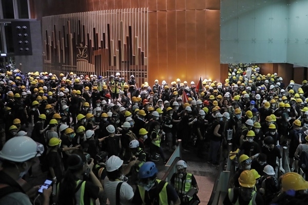 7월 1일(현지시간) 홍콩 송환법 반대 시위대가 홍콩 입법회 실내에서 시위하는 모습. 사진=뉴시스 