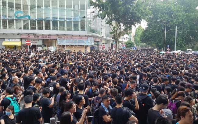 홍콩 도심 가득 메운 '범죄인 인도' 조례개정 반대 검은 시위대.
